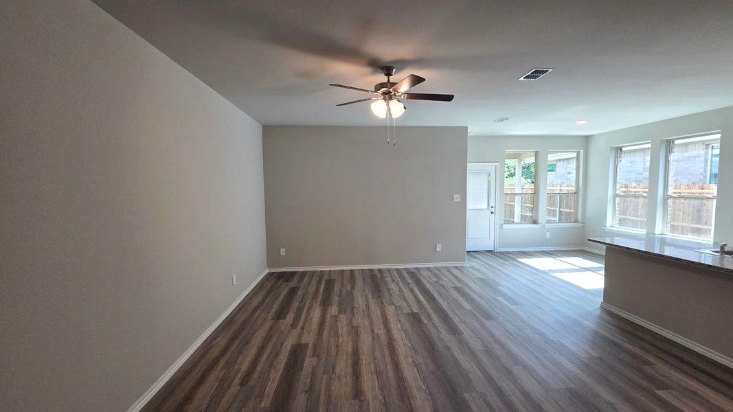 Spacious, unfurnished interior of a new home in Trails of Elizabeth Creek, Fort Worth (Image 10).