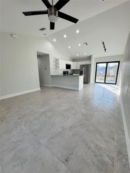 Spacious, unfurnished interior of a new home in , Port Charlotte (Image 14).