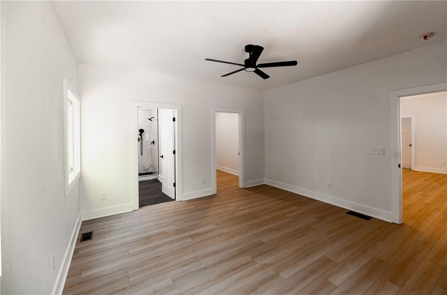 Spacious, unfurnished interior of a new home in , Jasper (Image 14).