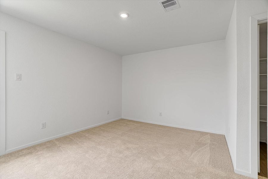 Spacious, unfurnished interior of a new home in Santa Fe Village, Cleveland (Image 17).
