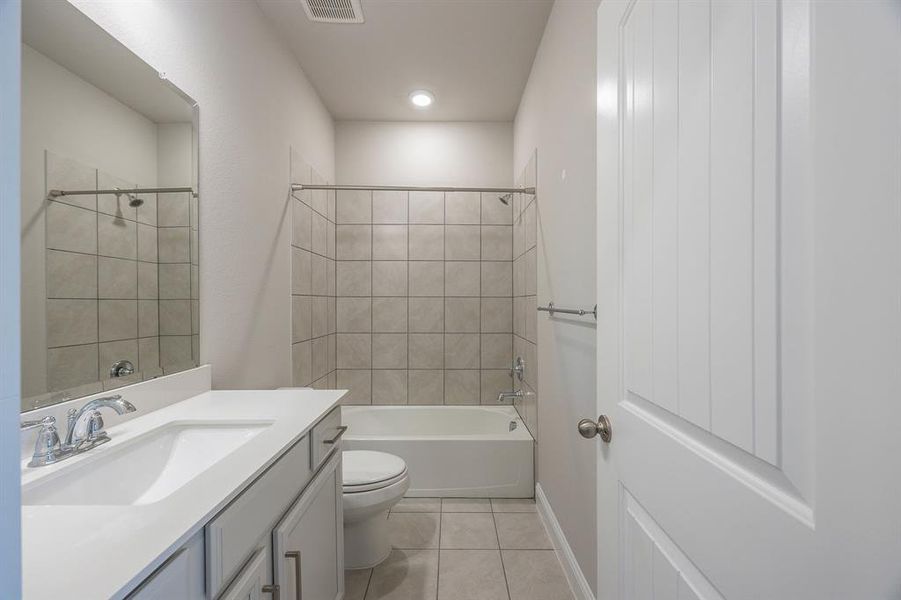 Secondary bathroom with quartz countertop - View