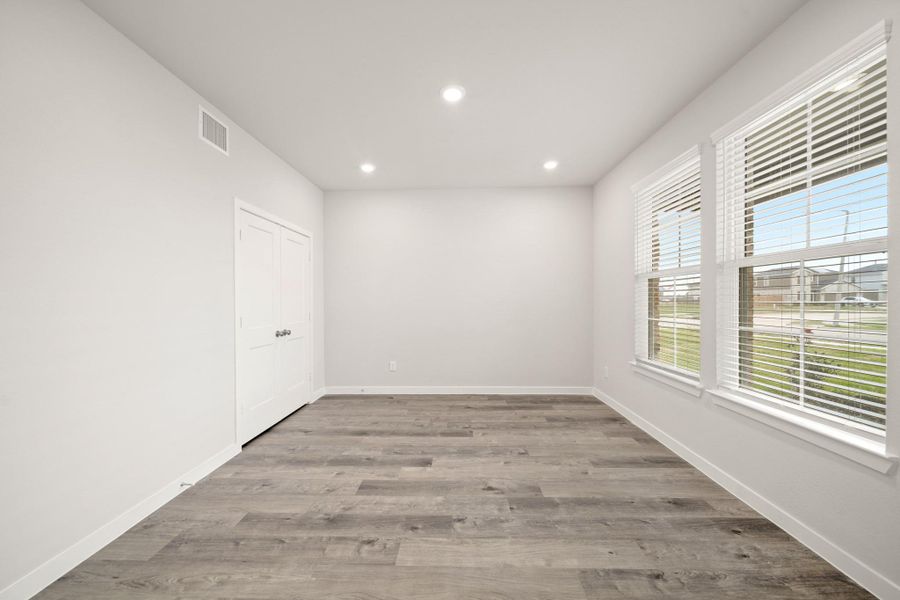 Spacious, unfurnished interior of a new home in Pearlbrook, Texas City (Image 25).