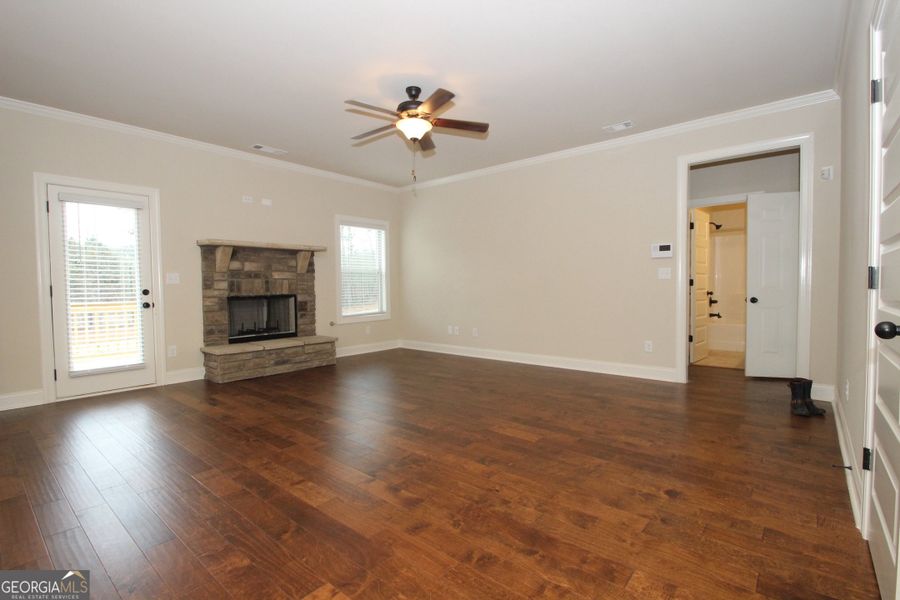 Spacious, unfurnished interior of a new home in Greystone, Forsyth (Image 5).