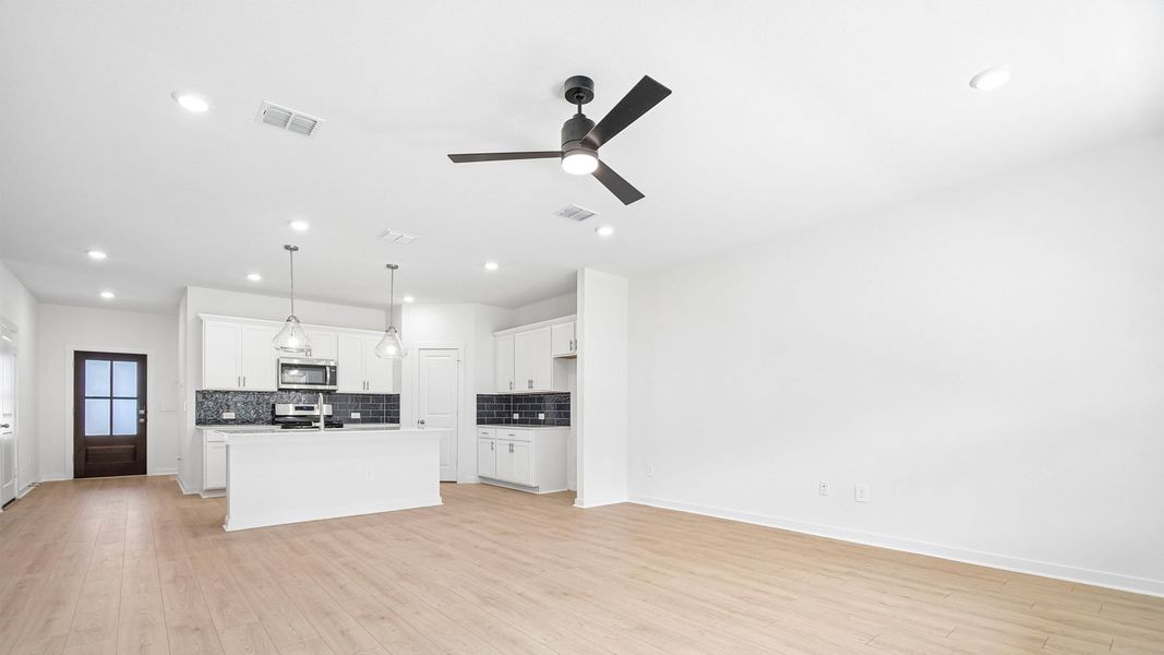 Spacious, unfurnished interior of a new home in Rosenbusch Ranch, Leander (Image 15).