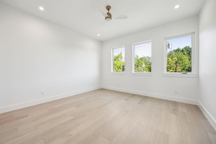 En suite jack and Jill bathroom to upstairs guest bedrooms. En suite jack and Jill bathroom to upstairs guest bedrooms.