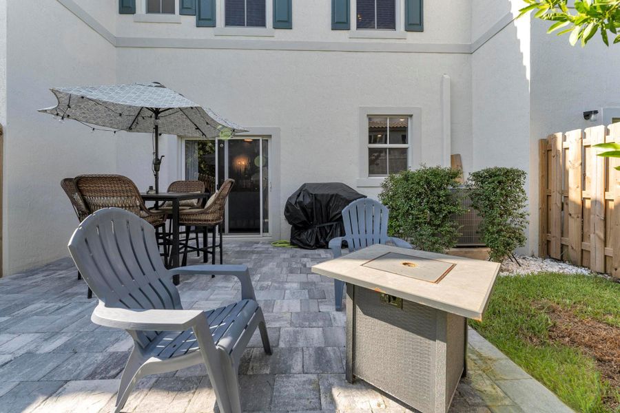 Furnished interior view inside a new home in , Coral Springs (Image 25).