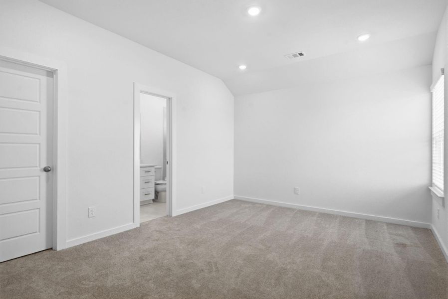 Spacious, unfurnished interior of a new home in , Iowa Colony (Image 37).