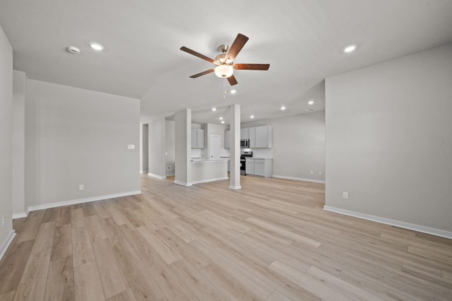 Spacious, unfurnished interior of a new home in Laurel Landing, Alvin (Image 23).
