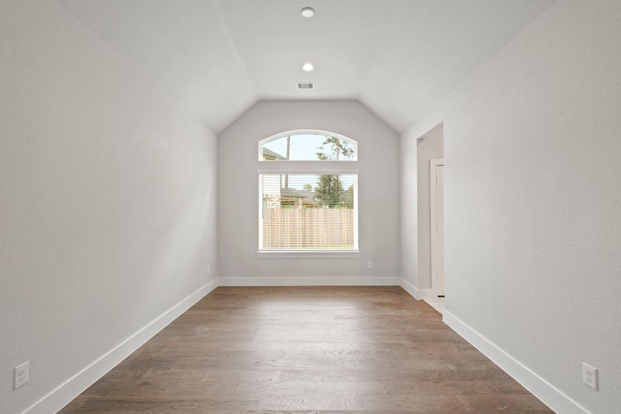 Spacious, unfurnished interior of a new home in Barton Creek Ranch, Conroe (Image 13). Spacious, unfurnished interior of a new home in Barton Creek Ranch, Conroe (Image 13).