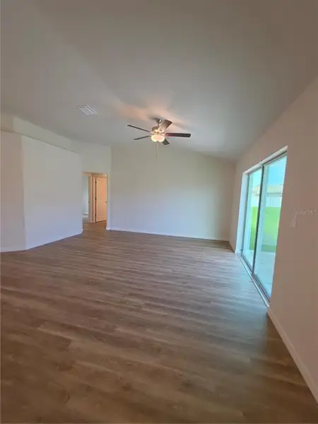 Spacious, unfurnished interior of a new home in , Citrus Springs (Image 23).