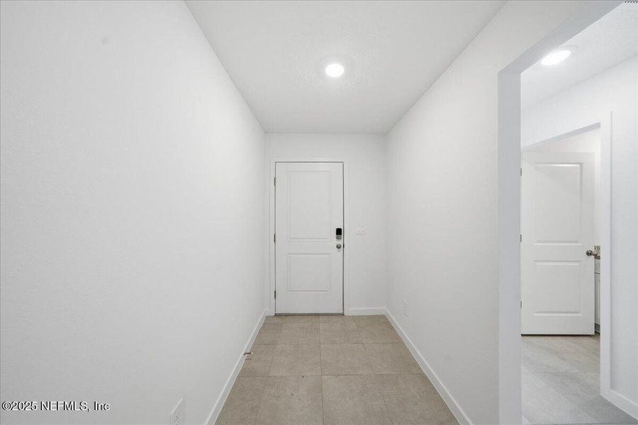 Spacious, unfurnished interior of a new home in Azalea Creek, Jacksonville (Image 26).