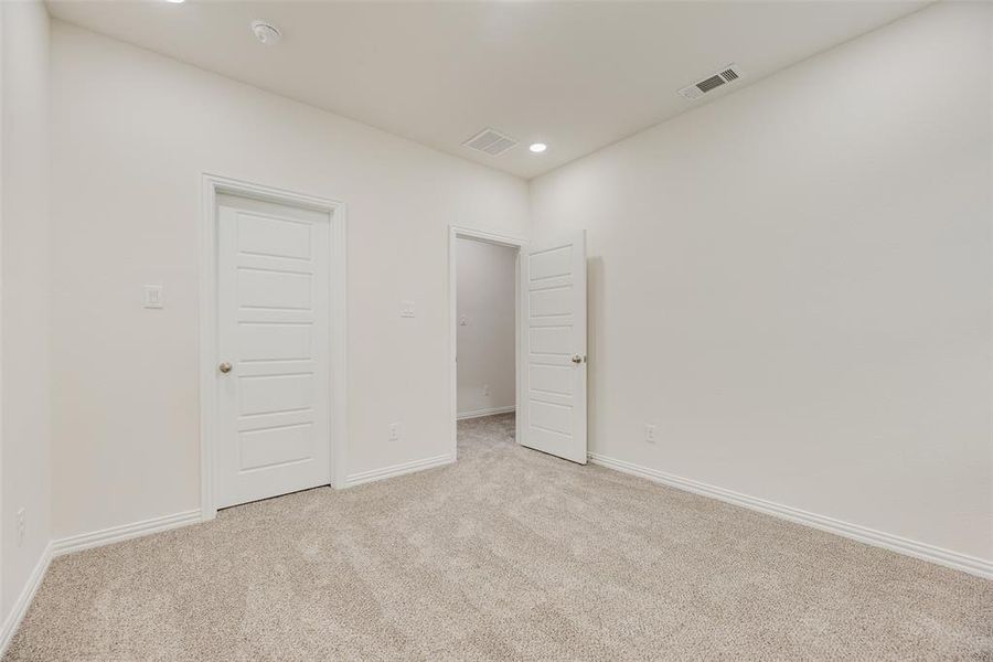 Spacious, unfurnished interior of a new home in Villages of Hurricane Creek, Anna (Image 12).