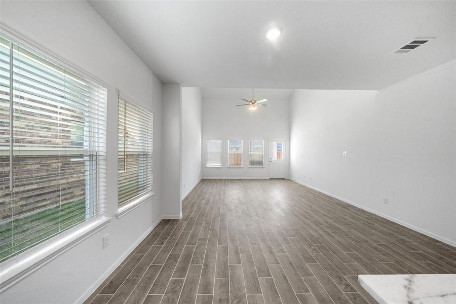 Spacious, unfurnished interior of a new home in Rollingbrook Estates, Baytown (Image 26).