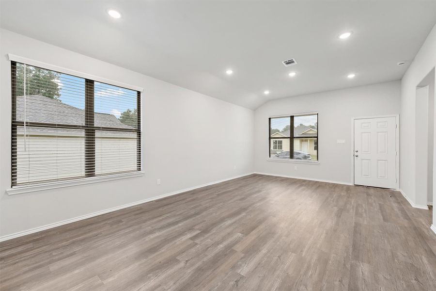 Spacious, unfurnished interior of a new home in , Lufkin (Image 27).