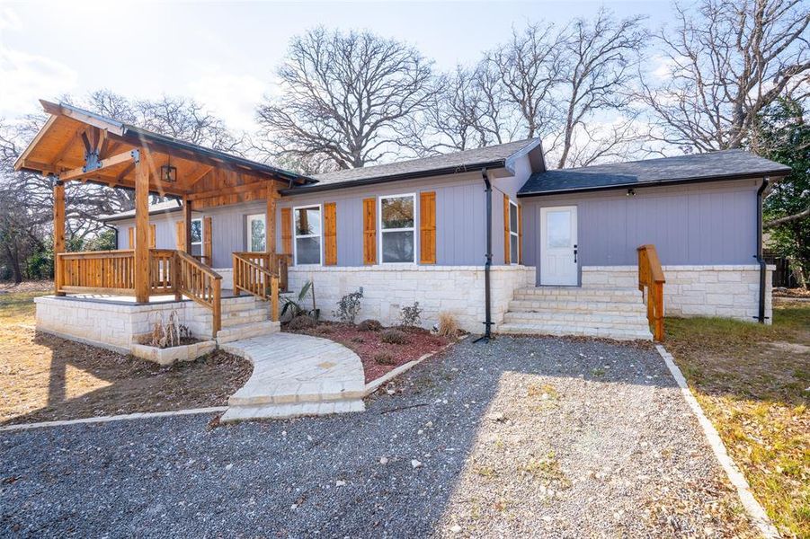 Exterior details and patio area of a home in , Comanche (Image 24).