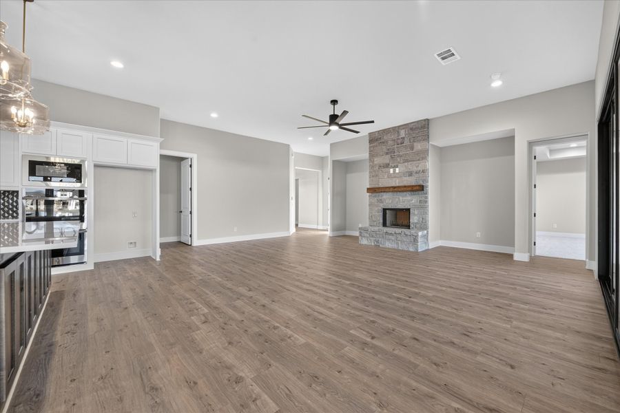 Spacious, unfurnished interior of a new home in Paloma Ranches, Justin (Image 19).
