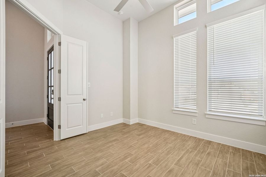 Spacious, unfurnished interior of a new home in Meyer Ranch, New Braunfels (Image 25).