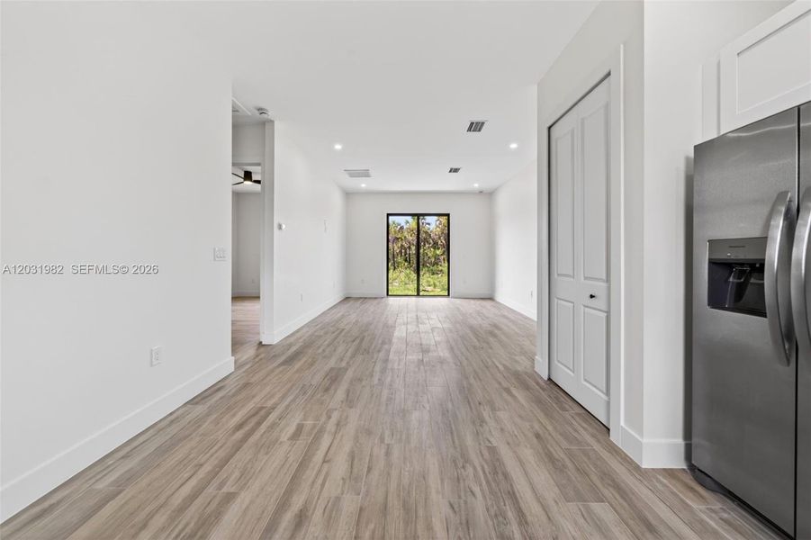 Spacious, unfurnished interior of a new home in , Naples (Image 31).
