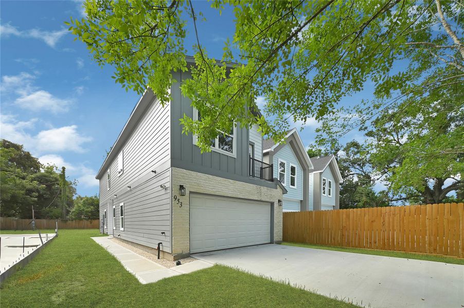 Extended driveway leads to spacious 2-car garage. Extended driveway leads to spacious 2-car garage.