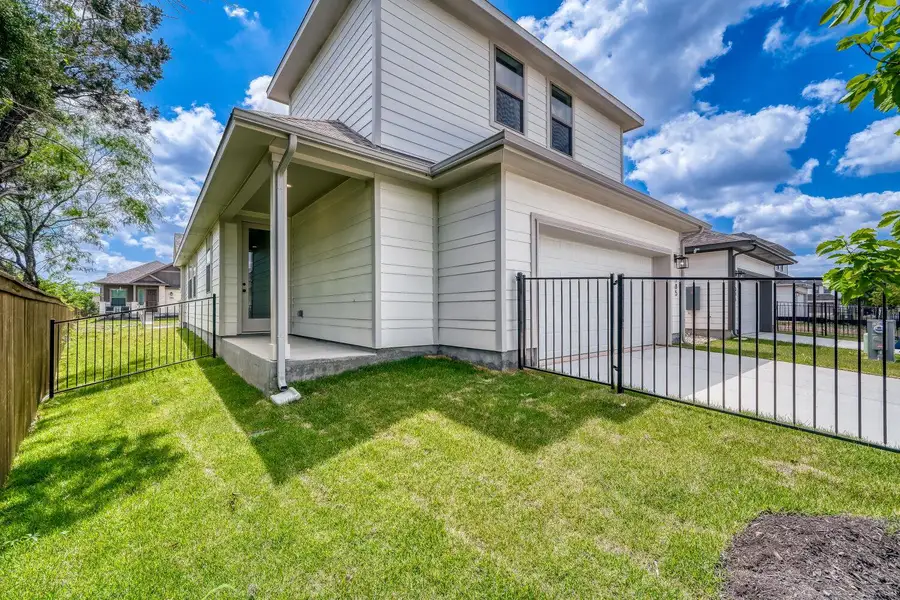 Exterior details and patio area of a home in , Buda (Image 4).