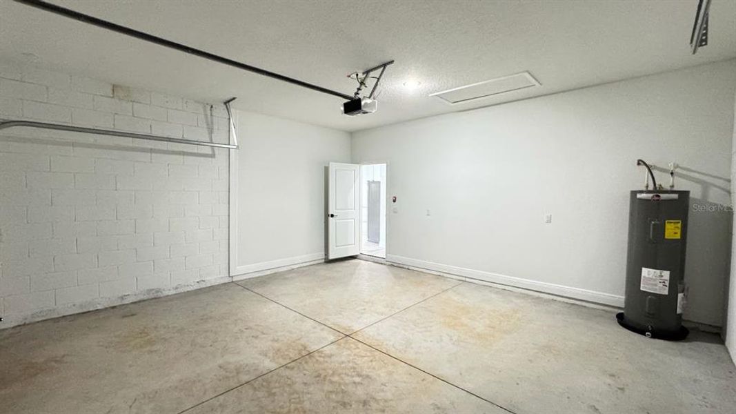 Spacious, unfurnished interior of a new home in , Citrus Springs (Image 13).