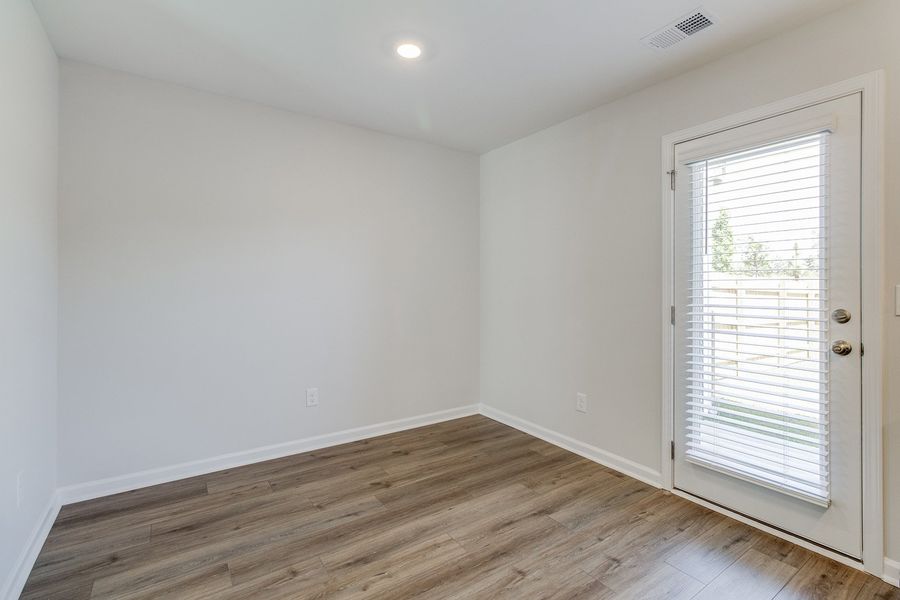 Spacious, unfurnished interior of a new home in Astoria, Columbia (Image 18).