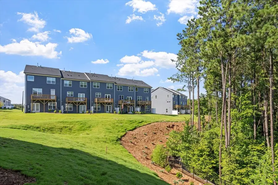 Condo located in Durham, NC showcasing its design and architecture (Image 5).