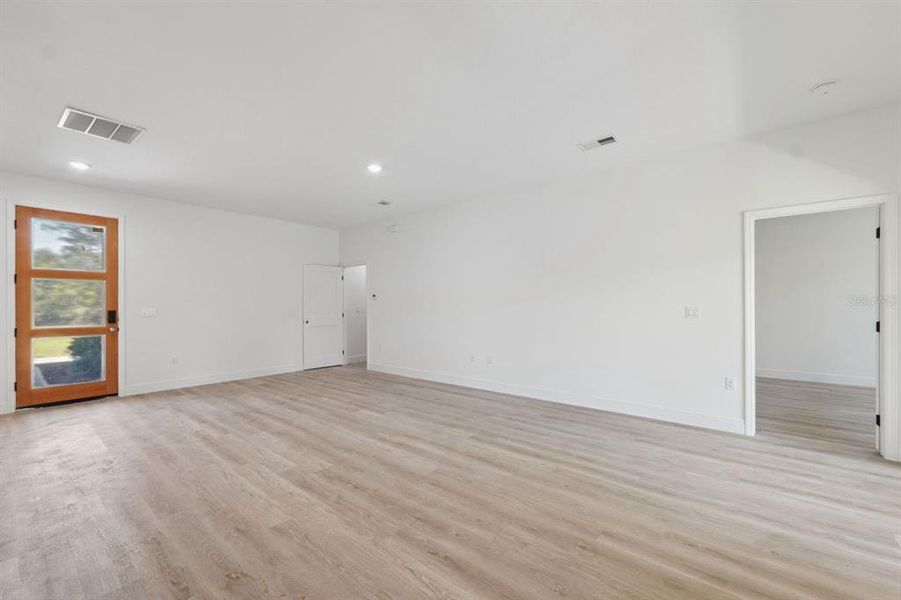 Spacious, unfurnished interior of a new home in , Ocala (Image 20).