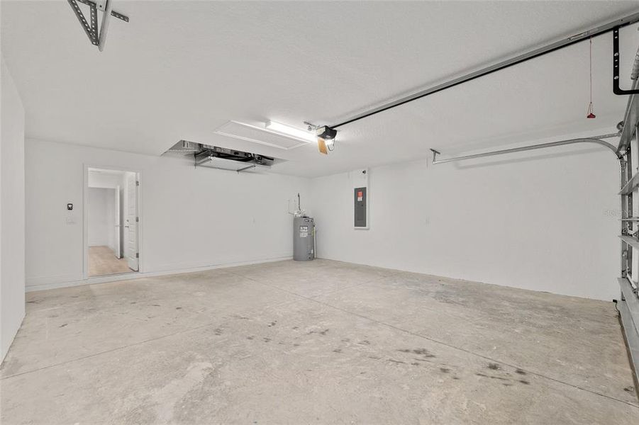 Spacious, unfurnished interior of a new home in , Dunnellon (Image 50).