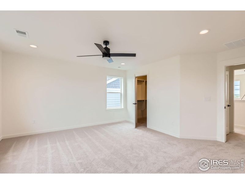 Spacious, unfurnished interior of a new home in Barefoot Lakes, Longmont (Image 16).