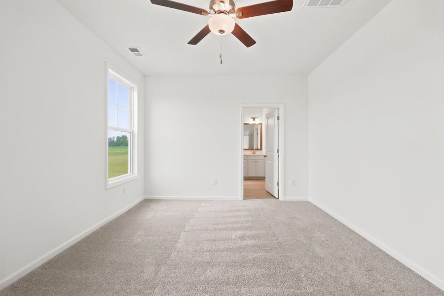 Spacious, unfurnished interior of a new home in Edgefield, Loris (Image 27).