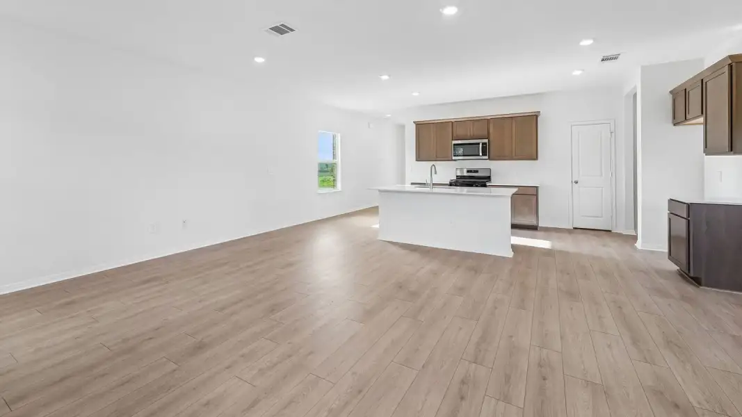 Spacious, unfurnished interior of a new home in Bar W Ranch, Leander (Image 17).