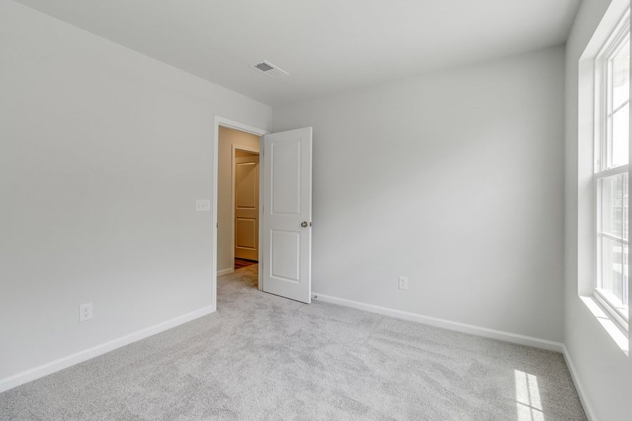 Spacious, unfurnished interior of a new home in Bluefield, Lexington (Image 28).