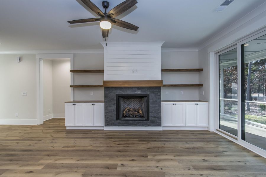 Spacious, unfurnished interior of a new home in , Chapin (Image 60).