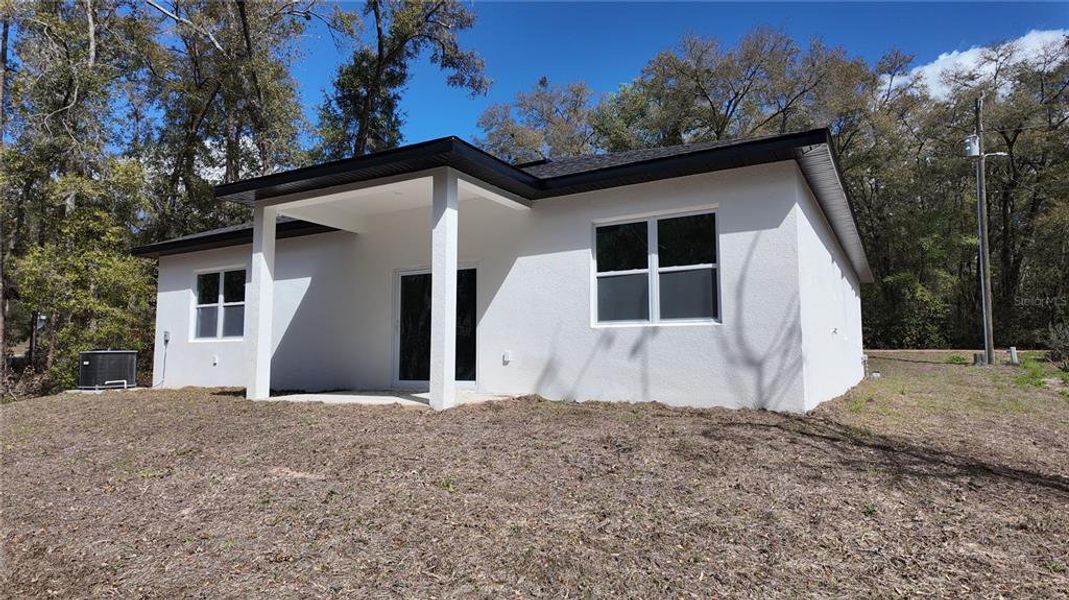 Exterior details and patio area of a home in , Dunnellon (Image 17).