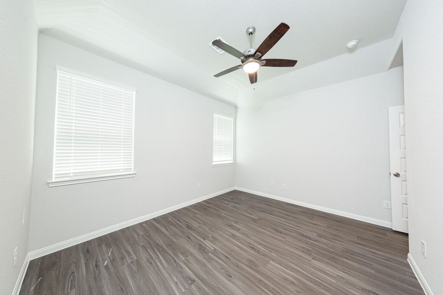 Spacious, unfurnished interior of a new home in River's Edge, Conroe (Image 11).