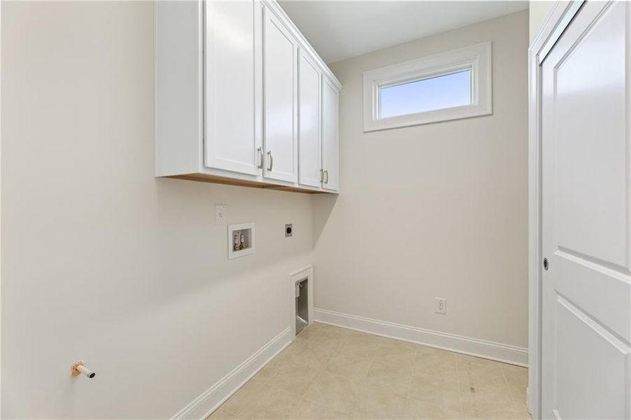 Spacious, unfurnished interior of a new home in The Courtyards of Franklin Goldmine, Cumming (Image 11).