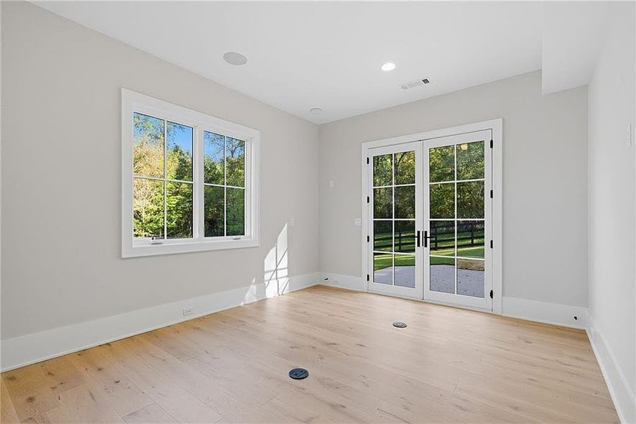 Spacious, unfurnished interior of a new home in Crossroads, Alpharetta (Image 24).