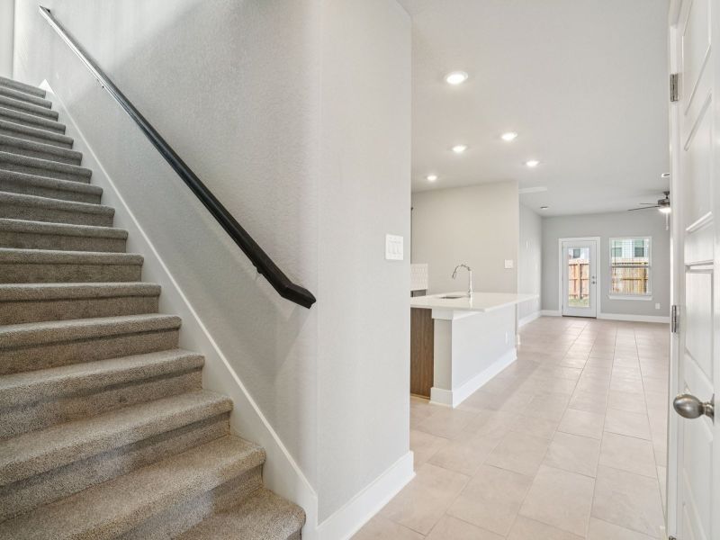 Spacious, unfurnished interior of a new home in Lark Canyon, New Braunfels (Image 15).