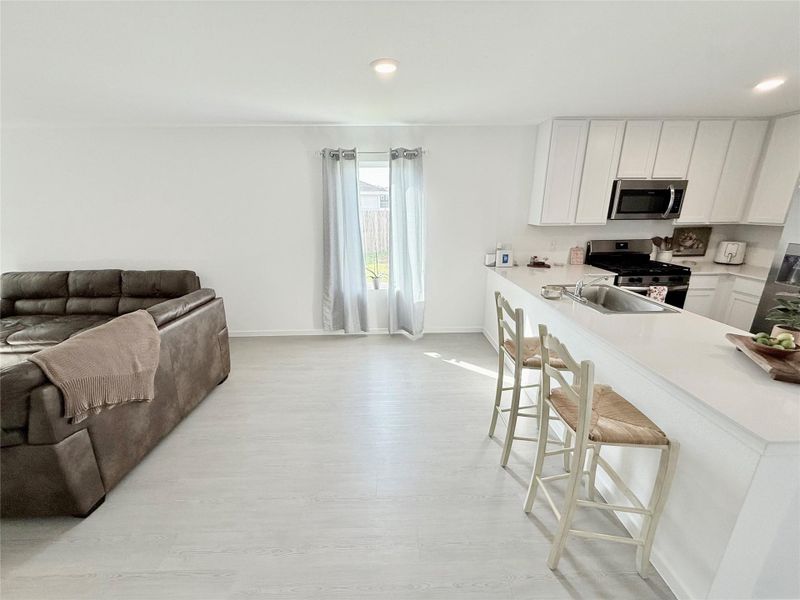Bright dining area seamlessly connected to the kitchen and living room, featuring an open layout. Bright dining area seamlessly connected to the kitchen and living room, featuring an open layout.
