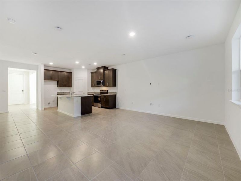 Spacious, unfurnished interior of a new home in Aulin Square, Oviedo (Image 18).