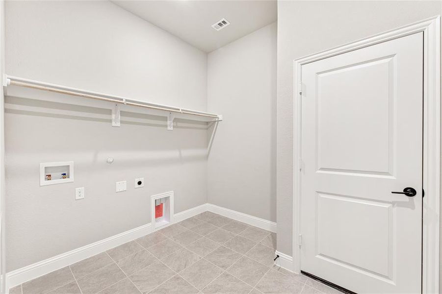 Spacious, unfurnished interior of a new home in The Oaks, Red Oak (Image 25).