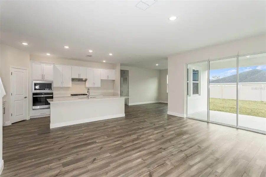 Spacious, unfurnished interior of a new home in Pasadena Woods, Dade City (Image 15).