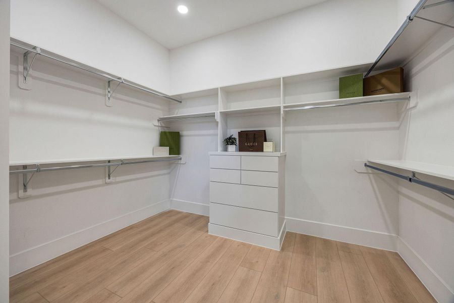 Spacious, unfurnished interior of a new home in , Houston (Image 34).