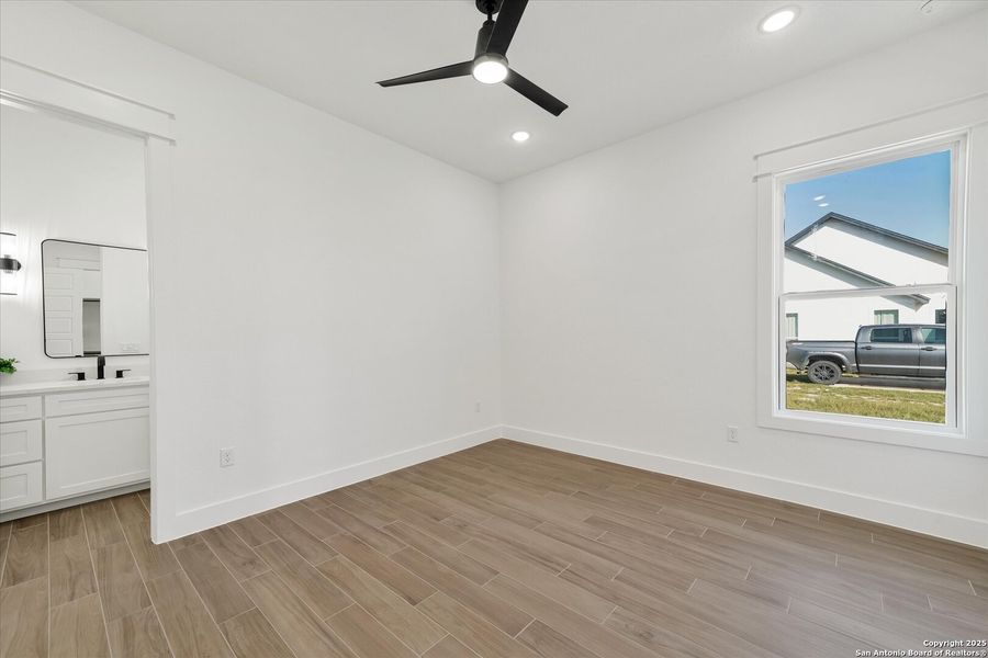 Spacious, unfurnished interior of a new home in , La Vernia (Image 30).