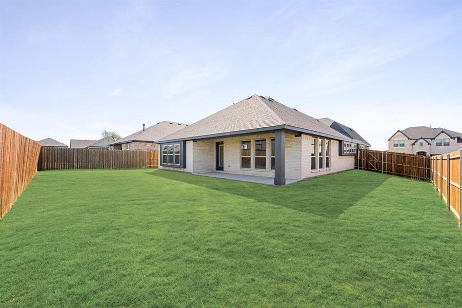 Exterior details and patio area of a home in Sable Creek, Sanger (Image 4).