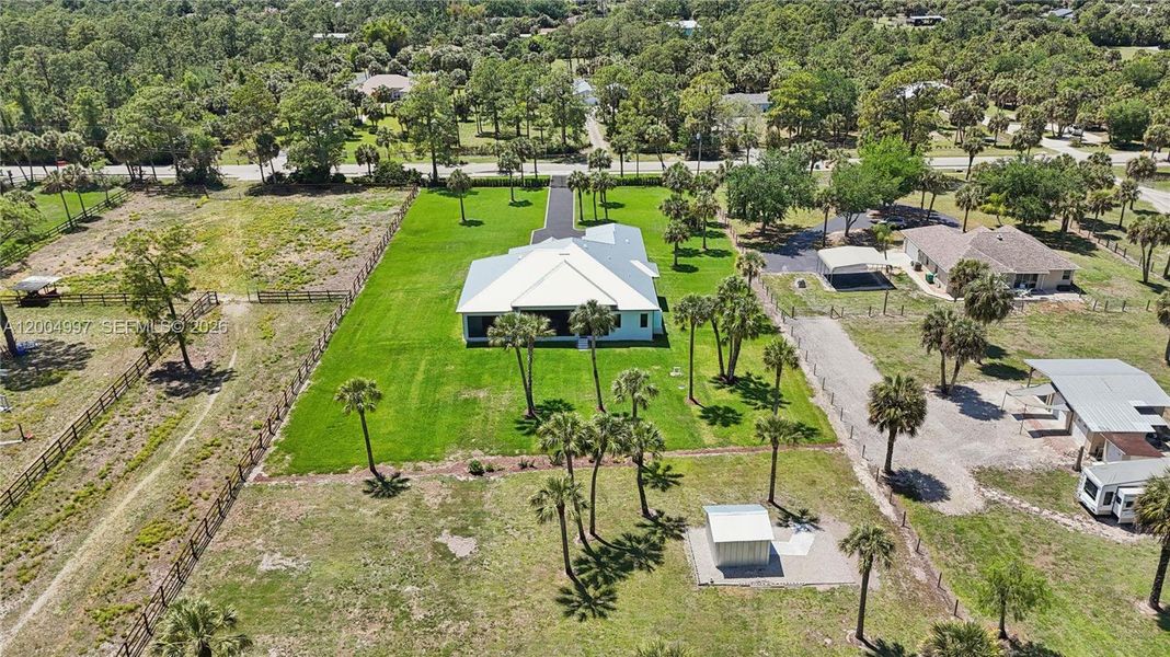 Community amenities in , Naples (Image 33).