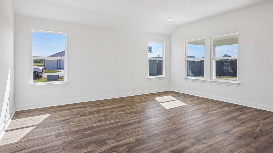 Spacious, unfurnished interior of a new home in Railhead, Cedar Creek (Image 12).
