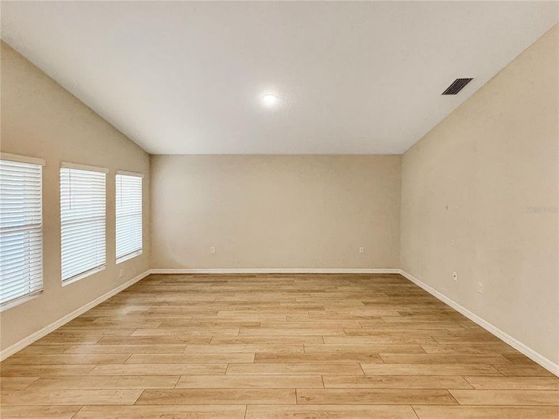 Spacious, unfurnished interior of a new home in Forest Lake, Davenport (Image 33).