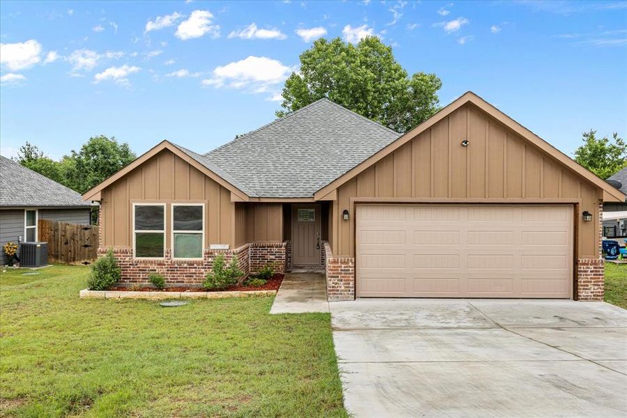 Front exterior of a new home in , Granbury, TX, highlighting curb appeal (Image 21). Front exterior of a new home in , Granbury, TX, highlighting curb appeal (Image 21).